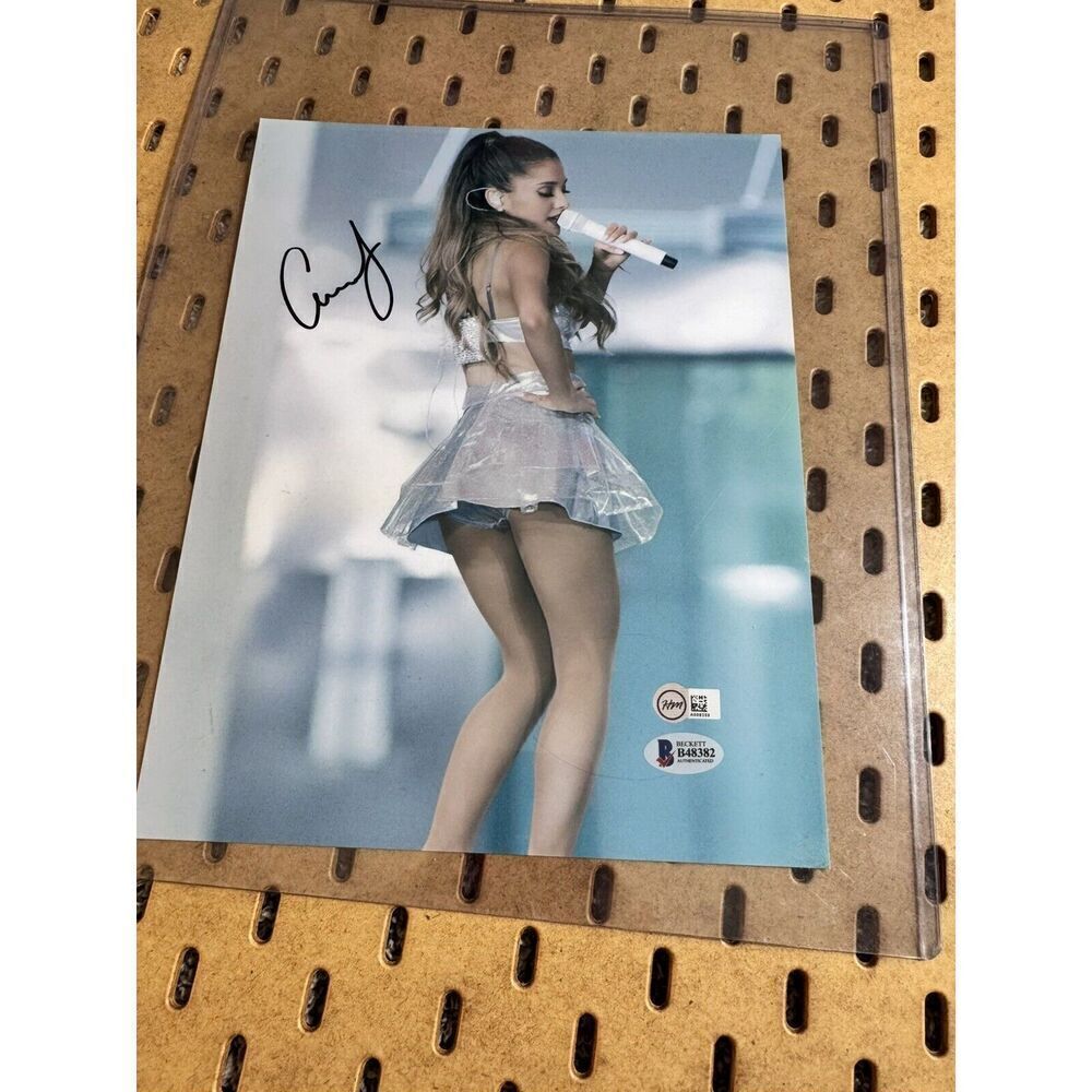 Ariana Grande‎ Autograph Signed 8x10 Singing In Silver Outfit Beckett Authentic - Picture 7 of 9